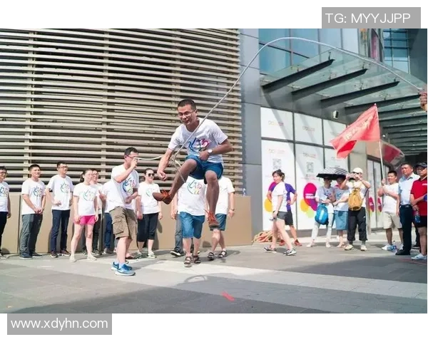 足球明星代言飞机广告精彩瞬间展现飞行梦想与运动激情