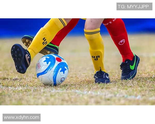 意外拍照的足球明星究竟是谁引发了众多球迷的关注与讨论